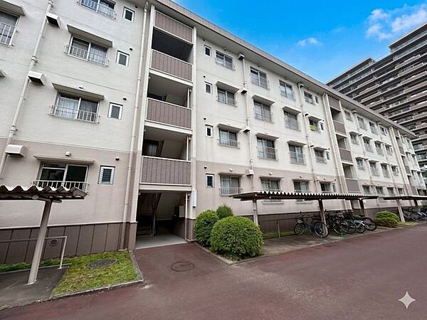 【Exterior】落ち着いた色合いの外観が街並みに馴染む、シンプルで親しみやすいマンションです。