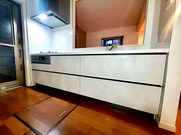 【kitchen】広めのキッチンは料理のしやすさを追求した設計。収納も豊富で作業がしやすい空間です。
