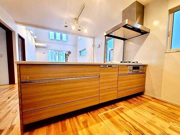 【kitchen】広めのキッチンは料理のしやすさを追求した設計。収納も豊富で作業がしやすい空間です。
