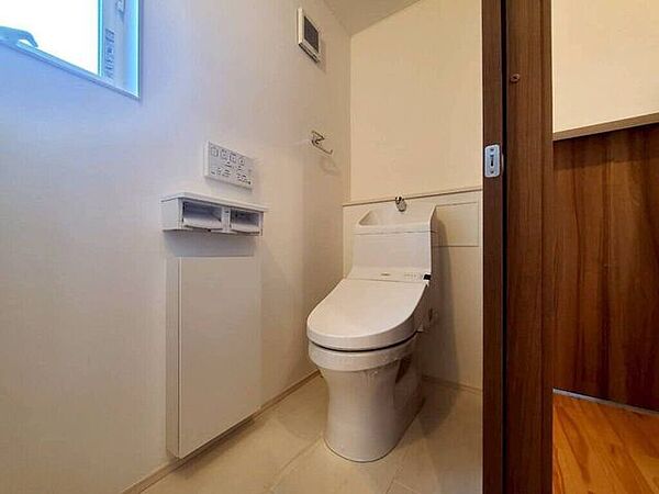 【Toilet】清潔感があり、落ち着いたデザインのトイレ。家族みんなが快適に使えます。
