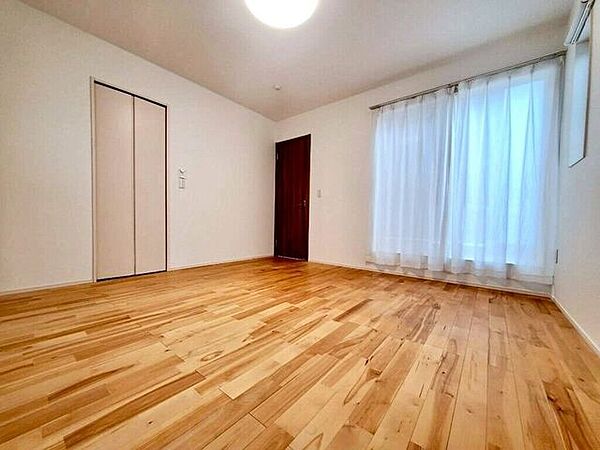 【Bedroom】ナチュラルな内装で、リラックスできる空間。寝室や書斎にも最適です。