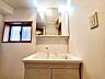 洗面：【Washroom】毎朝の準備がスムーズに。広めの洗面台と収納が使いやすい洗面所です。