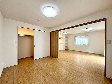【Bedroom】隣接するリビングとつなげて使えば、開放感とゆとりのある空間に。