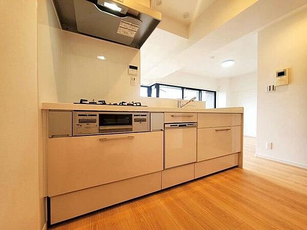 【kitchen】効率よく使える広々キッチン。収納力も高く、料理の時間がスムーズに。