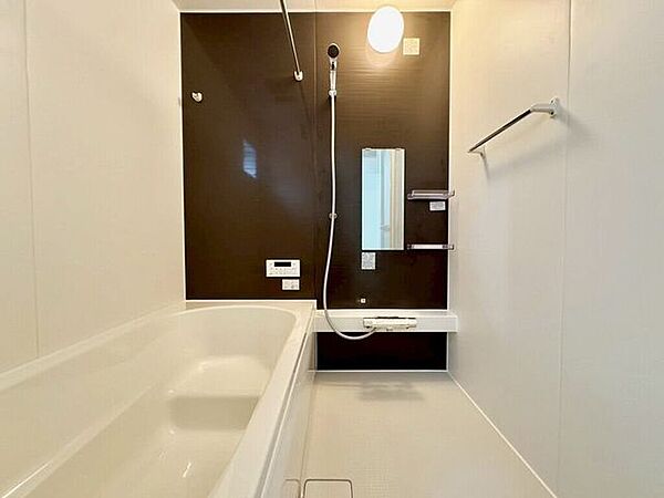 【Bathroom】お子様とのバスタイムにも十分な広さがあり、掃除も簡単にできます。