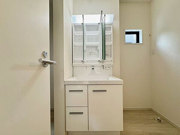 【Washroom】すっきりとしたデザインで、毎日の生活が快適に。収納も豊富な洗面所です。