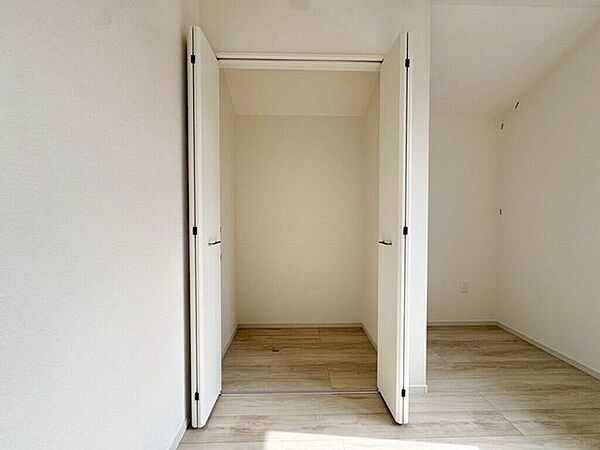【Bedroom】クローゼット完備で収納力◎。家具の配置もしやすい機能的な洋室です。