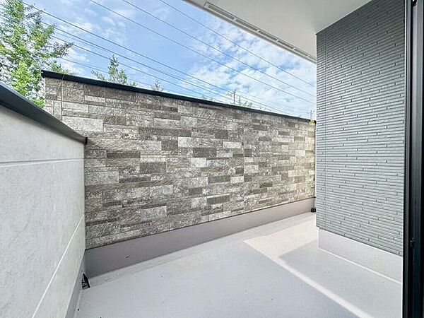 【Balcony】日当たりの良いバルコニーはお洗濯物がしっかり乾きやすく、毎日の家事にも重宝します。