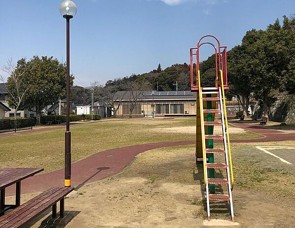 八幡台二号公園 300m