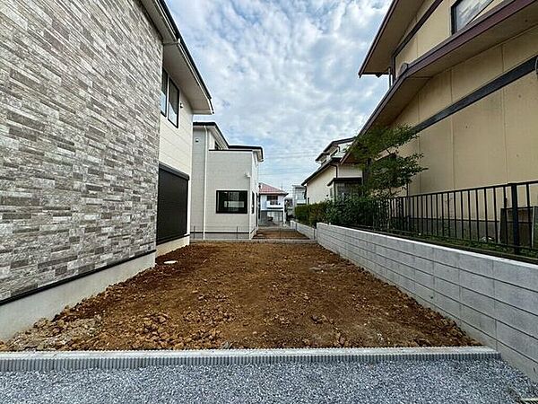 【Exterior】お部屋から直接出られるお庭付き。ガーデニングやくつろぎ空間に◎