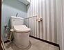 トイレ：【Toilet】アクセントクロスが彩るおしゃれなトイレ空間。日常にちょっとした特別感をプラスします。※現地写真をもとに、AIで家具・家財等を除去しています。