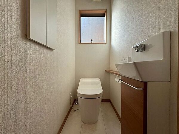 【Toilet】清潔感があり、落ち着いたデザインのトイレ。家族みんなが快適に使えます。