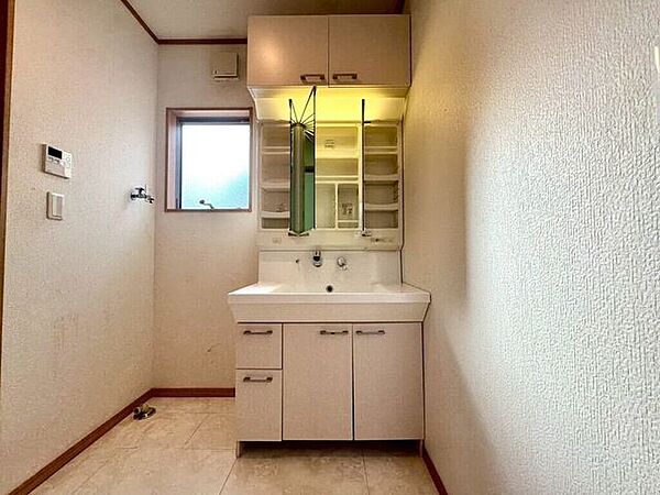 【Washroom】すっきりとしたデザインで、毎日の生活が快適に。収納も豊富な洗面所です。