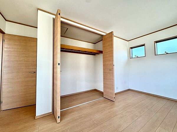 【Bedroom】クローゼット完備で収納力◎。家具の配置もしやすい機能的な洋室です。