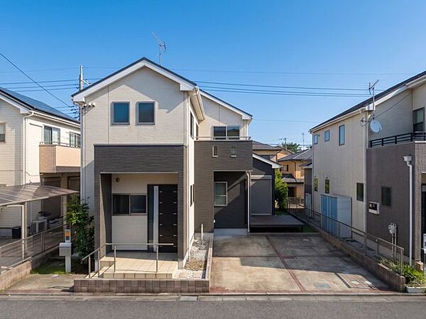 【Exterior】落ち着きのあるシンプルな外観で、長く愛せる住まいに仕上がっています。