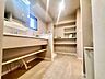 洗面：【Washroom】すっきりとしたデザインで、毎日の生活が快適に。収納も豊富な洗面所です。