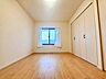 洋室：【Bedroom】ナチュラルな内装で、リラックスできる空間。寝室や書斎にも最適です。