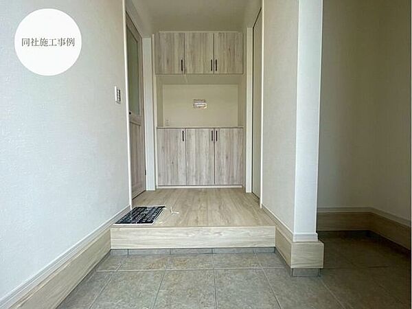 【Entrance】シューズボックス完備の玄関で、靴や小物もスッキリ収納できます。