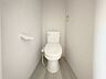 トイレ：【Toilet】清潔感があり、落ち着いたデザインのトイレ。家族みんなが快適に使えます。
