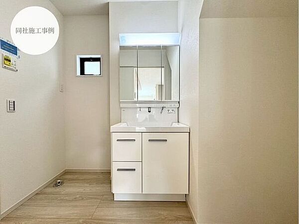 【Washroom】毎朝の準備がスムーズに。広めの洗面台と収納が使いやすい洗面所です。
