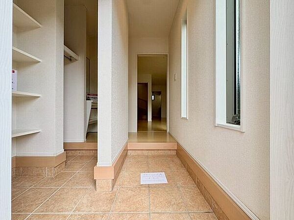 【Entrance】シューズボックス完備の玄関で、靴や小物もスッキリ収納できます。