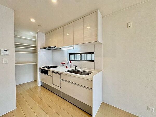 【kitchen】広めのキッチンは料理のしやすさを追求した設計。収納も豊富で作業がしやすい空間です。
