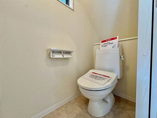 【Toilet】清潔感があり、落ち着いたデザインのトイレ。家族みんなが快適に使えます。