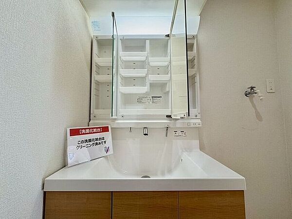 【Washroom】すっきりとしたデザインで、毎日の生活が快適に。収納も豊富な洗面所です。