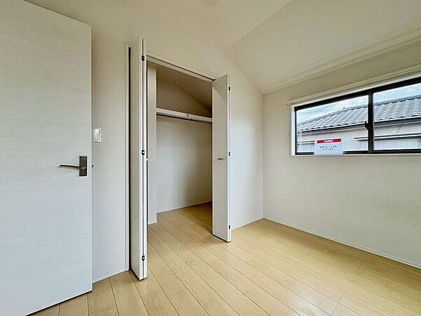 【Bedroom】クローゼット完備で収納力◎。家具の配置もしやすい機能的な洋室です。
