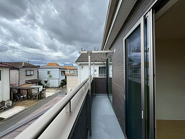 【Balcony】日当たりの良いバルコニーはお洗濯物がしっかり乾きやすく、毎日の家事にも重宝します。