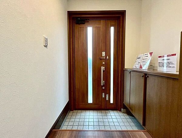 【Entrance】シューズボックス完備の玄関で、靴や小物もスッキリ収納できます。