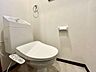 トイレ：【Toilet】清潔感があり、落ち着いたデザインのトイレ。家族みんなが快適に使えます。