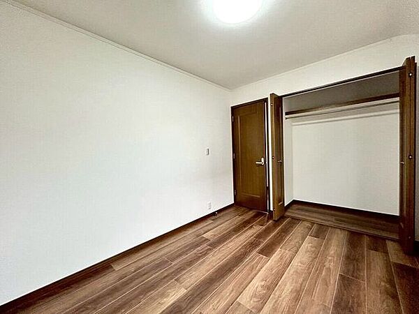 【Bedroom】クローゼット完備で収納力◎。家具の配置もしやすい機能的な洋室です。