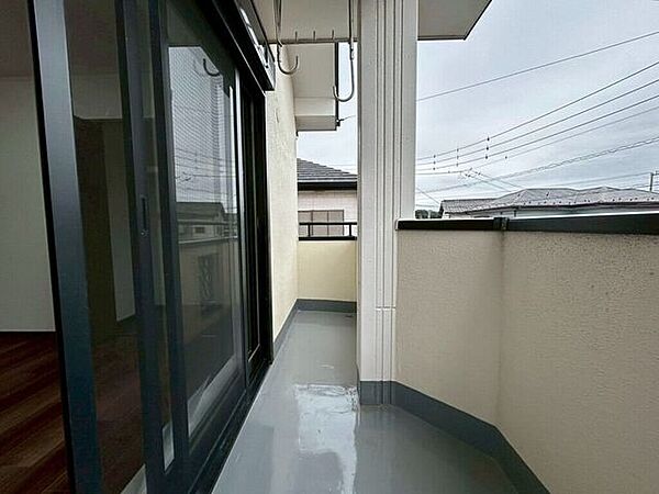 【Balcony】日当たりの良いバルコニーはお洗濯物がしっかり乾きやすく、毎日の家事にも重宝します。