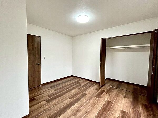 【Bedroom】ナチュラルな内装で、リラックスできる空間。寝室や書斎にも最適です。