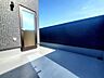 バルコニー：【Balcony】日当たりの良いバルコニーはお洗濯物がしっかり乾きやすく、毎日の家事にも重宝します。