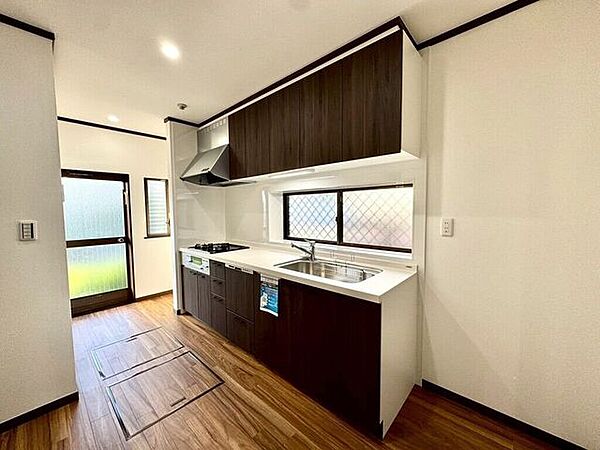 【kitchen】効率よく使える広々キッチン。収納力も高く、料理の時間がスムーズに。