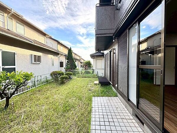 【Exterior】お部屋から直接出られるお庭付き。ガーデニングやくつろぎ空間に◎