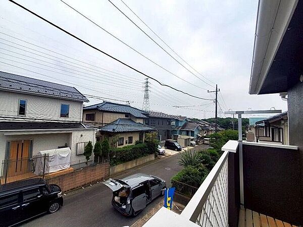 【Balcony】日当たりの良いバルコニーはお洗濯物がしっかり乾きやすく、毎日の家事にも重宝します。