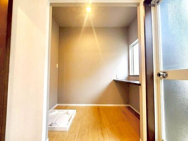 【Laundryroom】洗濯物をその場でたためる便利なカウンター付き。家事動線に配慮した使い勝手の良い空間です。