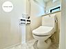 トイレ：【Toilet】清潔感があり、落ち着いたデザインのトイレ。家族みんなが快適に使えます。