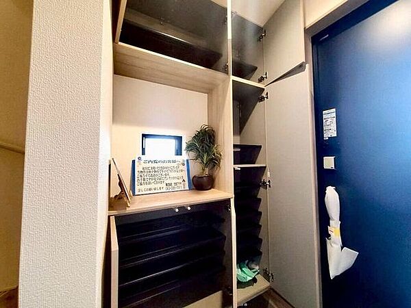【Entrance】シューズボックス完備の玄関で、靴や小物もスッキリ収納できます。