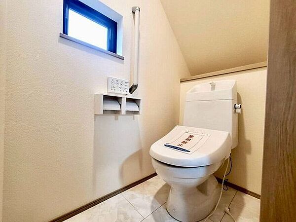 【Toilet】清潔感があり、落ち着いたデザインのトイレ。家族みんなが快適に使えます。