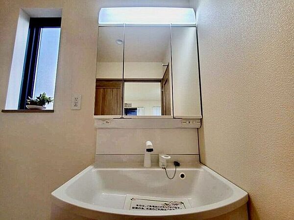 【Washroom】毎朝の準備がスムーズに。広めの洗面台と収納が使いやすい洗面所です。
