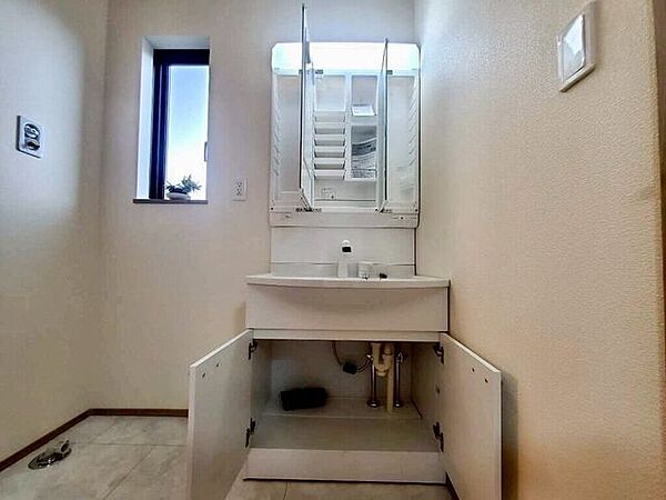 【Washroom】すっきりとしたデザインで、毎日の生活が快適に。収納も豊富な洗面所です。