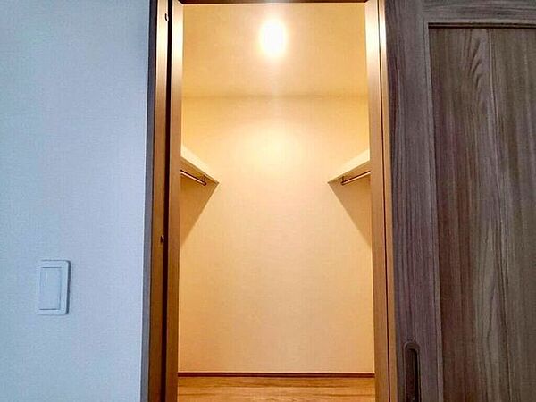 【WIC】広々としたウォークインクローゼットで、衣類や小物をすっきり収納できます。