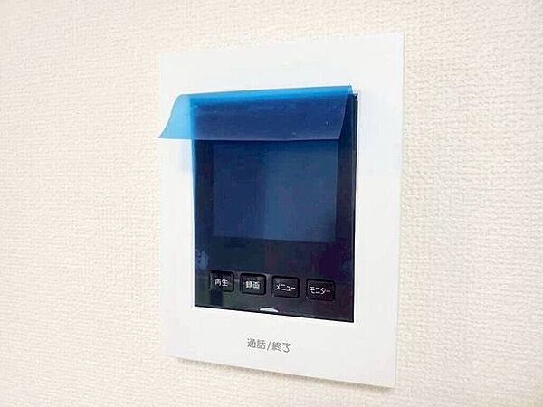 【Facilities】来訪者を確認できるモニター付きインターホンで、防犯面も安心です。