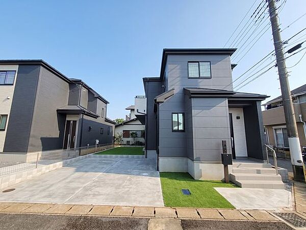 【Exterior】ゆとりのある駐車スペース付きで、車の出し入れもスムーズに行えます。