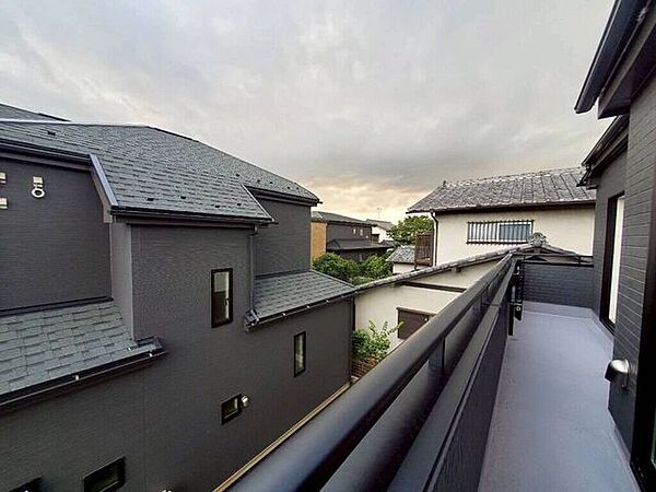 【Balcony】日当たりの良いバルコニーはお洗濯物がしっかり乾きやすく、毎日の家事にも重宝します。