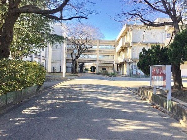 さつきが丘中学校 780m